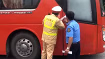 Tài xế ngất ngây bia rượu vẫn chở khách lao vun vút trên cao tốc