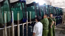 Triệt phá đường dây sản xuất kính ô tô giả với số lượng lớn