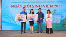 Tặng hàng trăm vé tàu, xe về Tết cho sinh viên khó khăn miền Trung