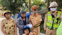 Đi xe máy từ Nghệ An vào Đồng Nai, một gia đình nhỏ được Công an hỗ trợ