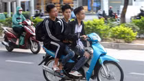 Học sinh Hà Nội "đầu trần, kẹp ba" lao vun vút trên đường phố