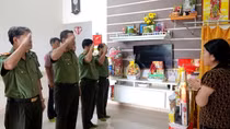 Công an Bình Thuận thăm hỏi thân nhân các gia đình liệt sĩ tại Đắk Lắk