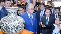 Chủ tịch nước cùng Tổng thống Kazakhstan thăm và trải nghiệm nghề làm Gốm Chu Đậu