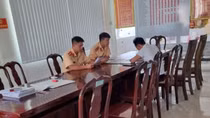 Tước bằng lái tài xế để trẻ em ngồi trên nóc xe hơi