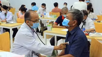 Khám, phát thuốc miễn phí cho gần 2.500 người ở Vĩnh Long
