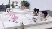 "Nghèo sang chảnh"  - Lối sống mới hay sự lệch lạc trong nhận thức?