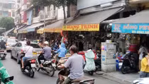 Vai phố em trĩu lời đưa đón