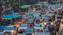 Người Hà Nội chật vật đi làm trong cảnh mưa rét