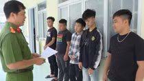 Khởi tố 5 đối tượng tạt chất bẩn để đòi nợ
