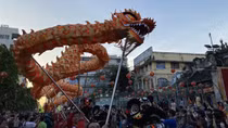 Đội nắng đảm bảo an ninh trật tự trong lễ hội Tết Nguyên tiêu