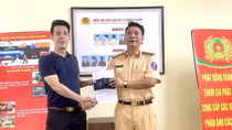 Trung tá CSGT nhặt được ví tiền trả lại cho người dân