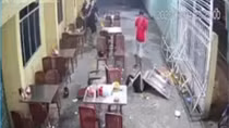 Điều tra vụ clip phụ nữ bị “tung chưởng”