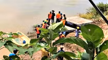 Lật thuyền chở nông sản, 2 người mất tích