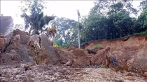 Cần sớm di dời cột điện có nguy cơ sạt trượt xuống nhà dân