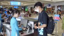 Người dân hào hứng sử dụng tài khoản VNEID làm thủ tục đi máy bay