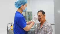 Bóc khối u dị dạng như "chùm nho" khổng lồ trên mặt cụ ông