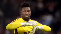 Thủ thành Onana lại hứng chỉ trích sau khi MU bị loại khỏi Champions league