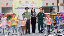Thiếu tướng Đinh Văn Nơi tặng quà Tết cổ truyền Chol Chnam Thmay
