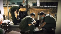 Lá thư hé lộ nguyên nhân hai bố con tử vong trong tư thế thắt cổ