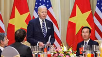 “Vinh hoa bõ lúc phong trần/ Chữ tình ngày lại thêm xuân một ngày”