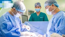 "Sửa chữa" thận rồi ghép lại thận cho bệnh nhi 1 tuổi