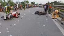 Hai xe máy va chạm trên QL1A, hai người tử vong
