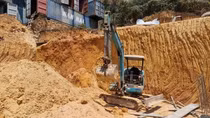 Sập bờ taluy đè chết thợ hồ ở Đà Lạt
