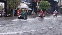 Nhiều tuyến đường ở Đà Nẵng và Thừa Thiên Huế ngập sâu sau trận mưa lớn