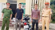 Xử lý 2 trai bản cầm dao phóng lợn lạng lách trên đường