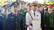 Trao quyết định truy thăng cấp bậc hàm Đại úy đối với đồng chí Trần Trung Hiếu
