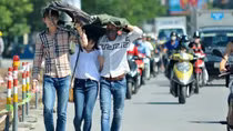 Nắng rát, oi bức bao phủ miền Trung; Hà Nội giảm mưa