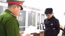 Nhân viên ngân hàng lừa đồng nghiệp tiền tỷ để trả nợ, chơi game