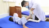 Bé trai 3 tuổi bị quạt tạo oxy nuôi tôm cuốn gãy xương đùi