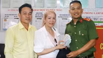 Nữ việt kiều Mỹ xúc động khi được Công an trao lại gần 200 triệu đồng đã đánh rơi