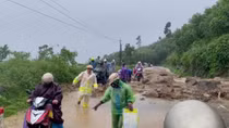 Dầm mưa, bám vùng sạt lở đèo để hỗ trợ người dân