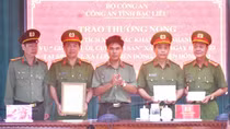 Khen thưởng Ban chuyên án phá vụ giết tài xế xe ôm cướp tài sản