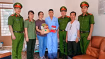 Đại học PCCC  tặng quà gia đình các liệt sĩ, cán bộ Công an bị thương tại Đắk Lắk