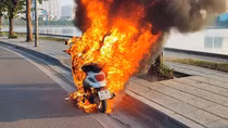 Xe máy cháy ngùn ngụt, bị thiêu rụi hoàn toàn
