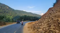 Nhiều điểm sạt lở không biển cảnh báo trên quốc lộ vừa đầu tư 1.000 tỷ