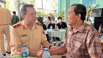Đoàn công tác Cục CSGT chia sẻ, động viên thân nhân gia đình Trung tá Nguyễn Xuân Hào