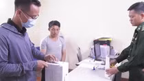 Bắt đối tượng ôm 2 bánh heroin cùng 12 nghìn viên ma túy