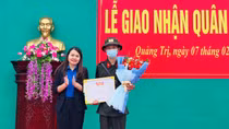 Trao Bằng khen cho tân binh CAND nhặt được ví tiền tìm trả người đánh rơi