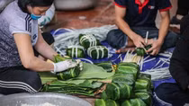 Rộn ràng làng bánh chưng Tranh Khúc