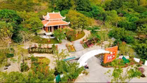 Đồi thiêng rực rỡ hoa anh hùng