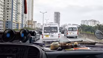 Coi thường luật, vẫn cảnh ô tô lấn chiếm làn khẩn cấp