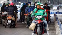 Ngã Tư Sở lại có phân luồng mới, giao thông hỗn loạn, người dân quay xe chạy ngược chiều