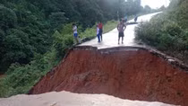 Mưa lũ cuốn trôi đường giao thông ở huyện miền núi Quảng Trị