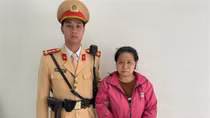 CSGT truy đuổi khống chế “nữ quái” lừa mượn điện thoại trên phố
