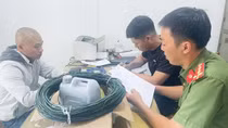 Lên mạng học chế tạo thuốc nổ để bán lấy tiền tiêu xài và trả nợ