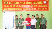 Hội Phụ nữ Công an tỉnh Vĩnh Long bàn giao nhà tình thương